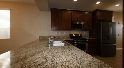 10480 Fossil Way in Elk Grove, CA - Building Photo - Building Photo