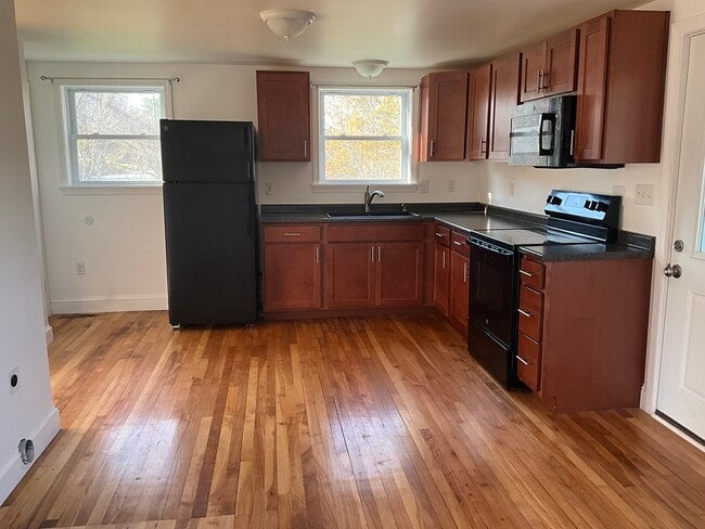 450 Riverside Dr in Augusta, ME - Foto de edificio - Building Photo