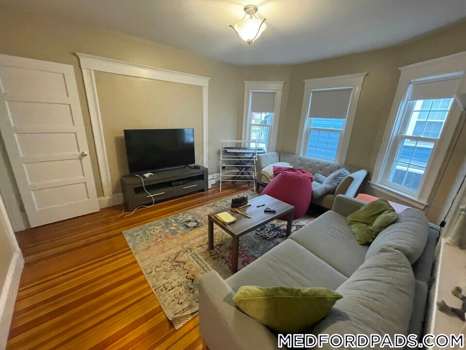 44 Stanley Ave in Medford, MA - Building Photo