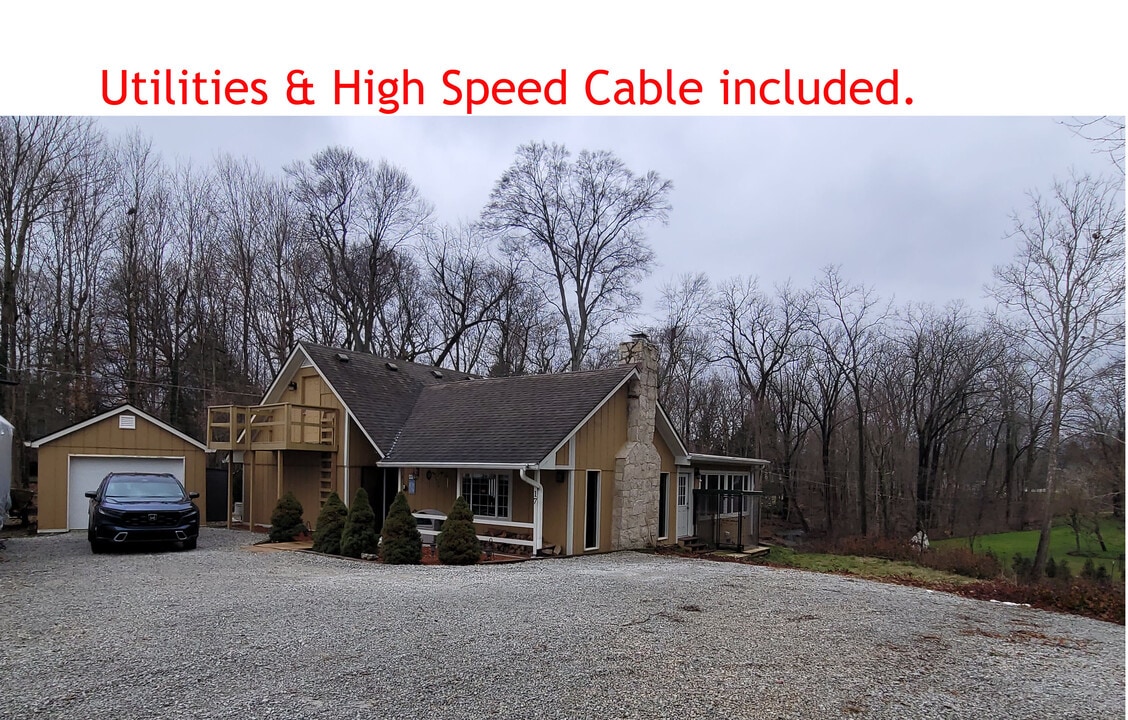 17 Woodland Dr, Unit Upstair Rental in Carmel, IN - Building Photo