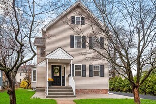 78 E Maltbie Ave in Suffern, NY - Building Photo