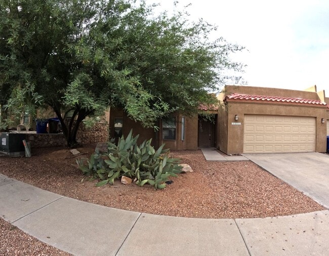 2210 Dakota Dr in Las Cruces, NM - Building Photo - Building Photo