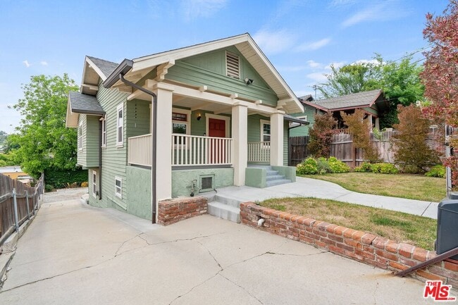 6163 Strickland Ave in Los Angeles, CA - Building Photo - Building Photo