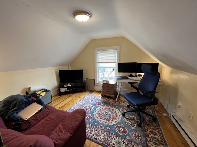 22 Whyte St, Unit Top Floor in Medford, MA - Foto de edificio - Building Photo