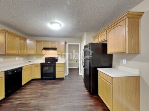 5833 Cabot Dr in Indianapolis, IN - Foto de edificio - Building Photo