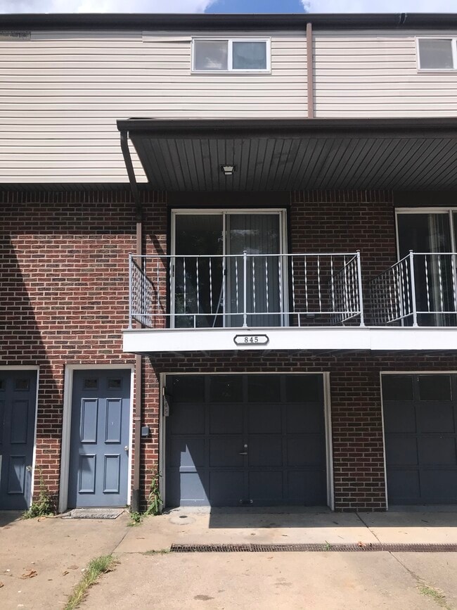 738 Washington Ave, Unit 845 Capitol Dr in Carnegie, PA - Foto de edificio - Building Photo