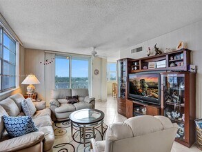 3113 S Ocean Dr in Hallandale Beach, FL - Building Photo - Building Photo