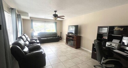 40 Essex Ct in Royal Palm Beach, FL - Building Photo - Building Photo
