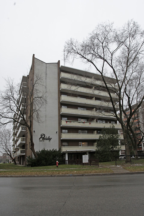 Paisley Court in Mississauga, ON - Building Photo