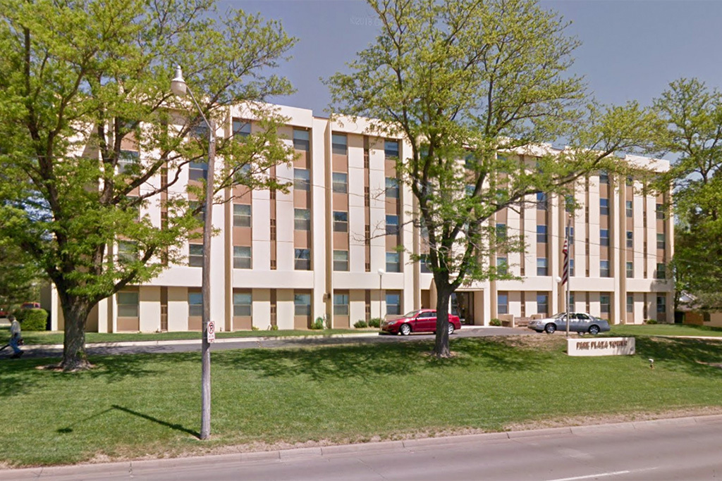 Park Plaza Tower in Dodge City, KS - Building Photo