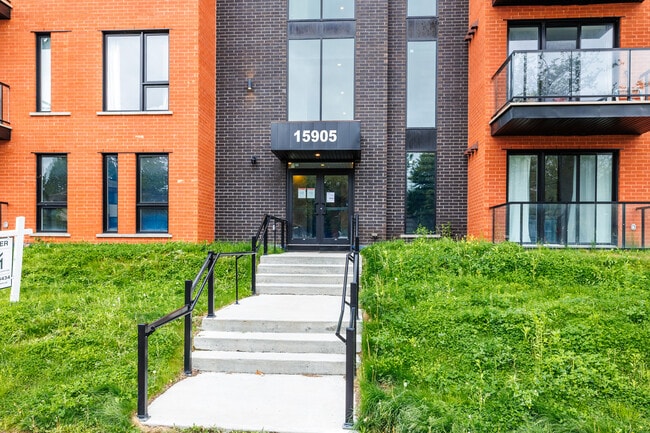Le Oakmond in Pierrefonds, QC - Building Photo - Building Photo