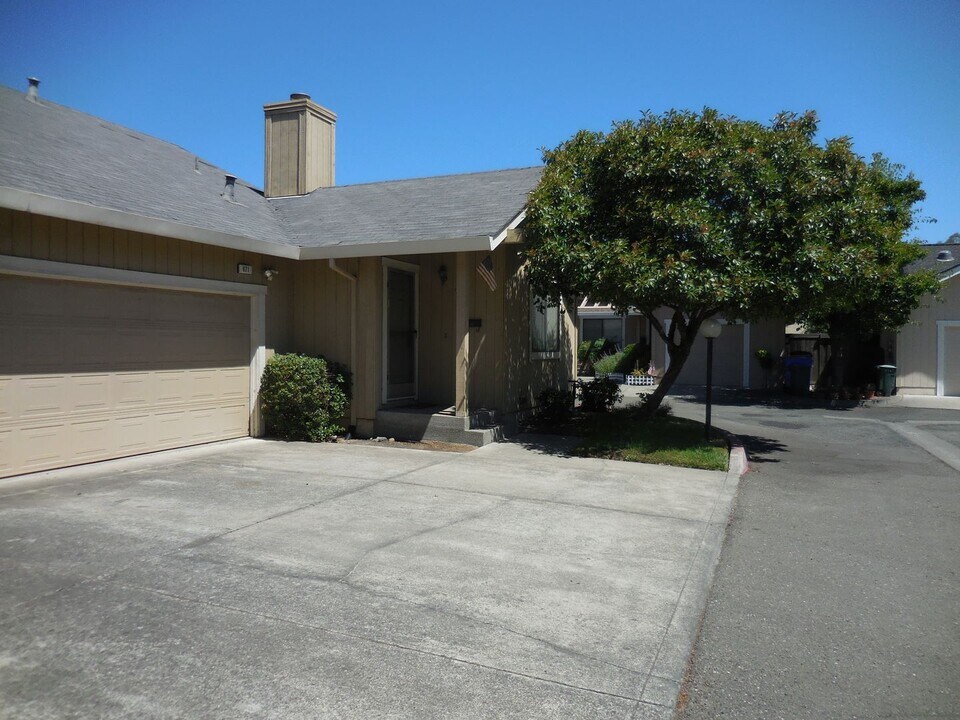 671 Spring Ln in Sonoma, CA - Building Photo
