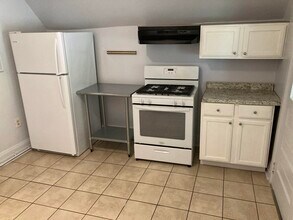 12087 Saint Aubin St, Unit Flat B in Hamtramck, MI - Building Photo - Building Photo