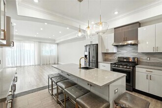 201 N Reese Pl, Unit 101 in Burbank, CA - Building Photo - Building Photo