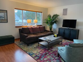 212 Huntingford St in Port Townsend, WA - Building Photo - Building Photo