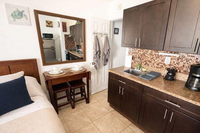 338 Van Buren St in Hollywood, FL - Building Photo - Building Photo