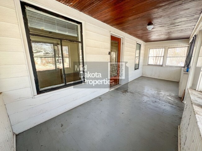 933 E 5th Ave in Mitchell, SD - Foto de edificio - Building Photo