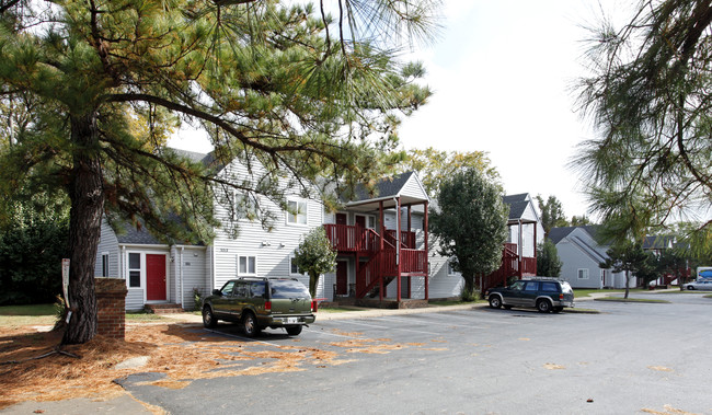 Turnpike Terrace in Portsmouth, VA - Foto de edificio - Building Photo