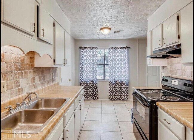 5883 Poplin Ct in Lithonia, GA - Building Photo - Building Photo