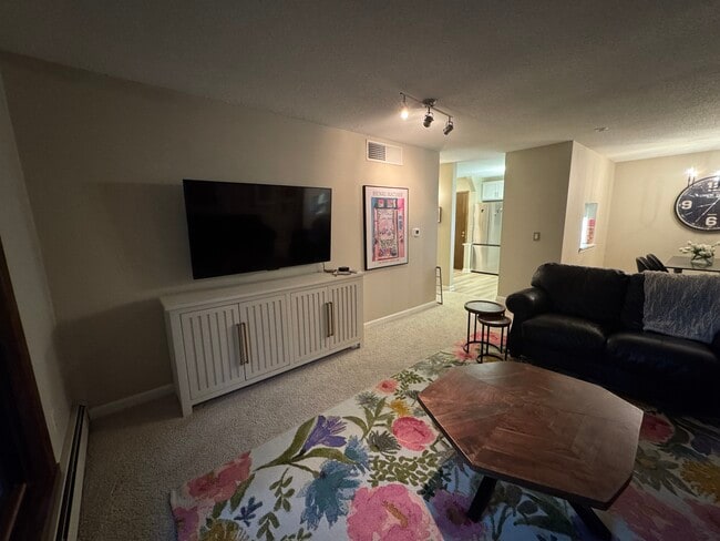 7500 Cahill Rd in Minneapolis, MN - Foto de edificio - Building Photo