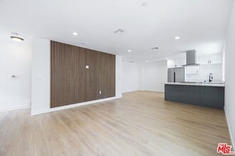 7306 Independence Ave in Los Angeles, CA - Foto de edificio - Building Photo