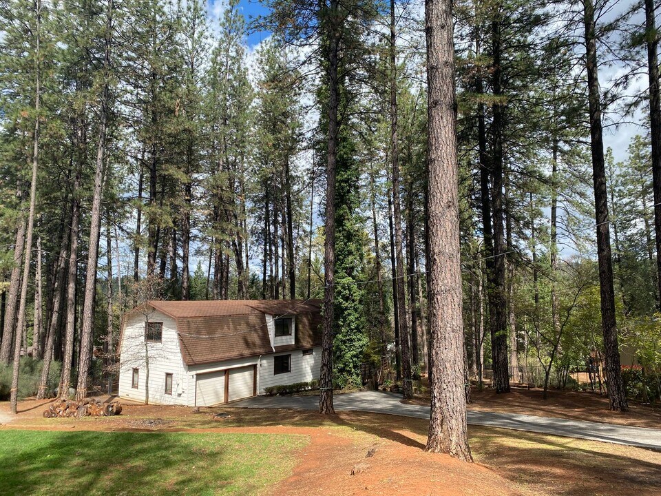 11004 Meyer Way in Grass Valley, CA - Building Photo