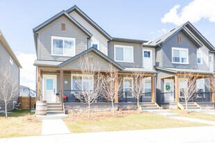 55 Willow Park Pt in Cochrane, AB - Building Photo