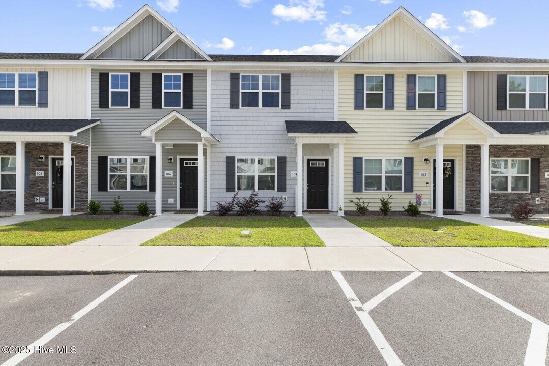 104 Jaydn Dr E in Jacksonville, NC - Building Photo