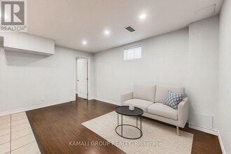 156 Townsgate Dr in Vaughan, ON - Building Photo - Building Photo