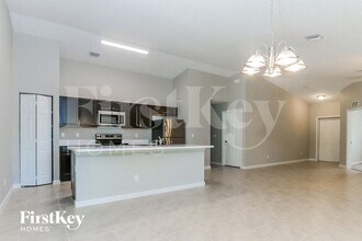 957 SE Caravan Ave in Port St. Lucie, FL - Foto de edificio - Building Photo