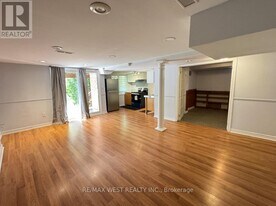 43 Chiswick Crescent in Aurora, ON - Building Photo