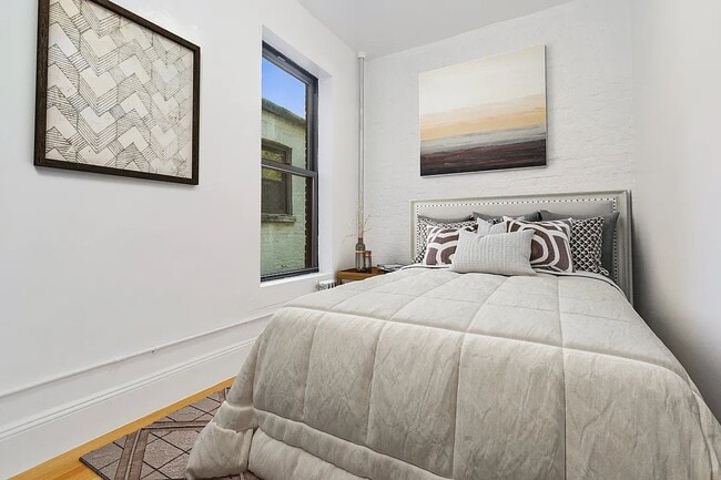 117 Perry St, Unit 8 in New York, NY - Building Photo - Building Photo