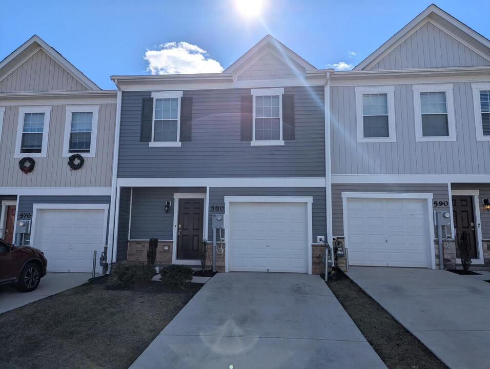 580 Locust Run Dr in York, PA - Building Photo