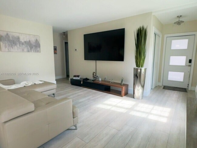 19066 Bob-O-Link Dr in Hialeah, FL - Building Photo - Building Photo