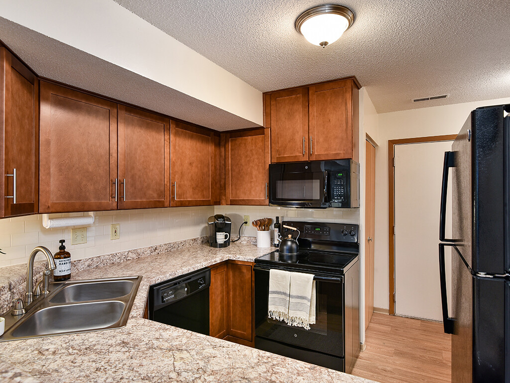 Birch Lake Townhomes in White Bear Lake, MN | ApartmentHomeLiving.com