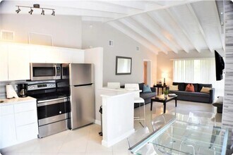 4411 E Tradewinds Ave in Lauderdale-by-the-Sea, FL - Foto de edificio - Building Photo
