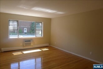 129-131 6th St-Unit -2 in Fairview, NJ - Building Photo - Building Photo