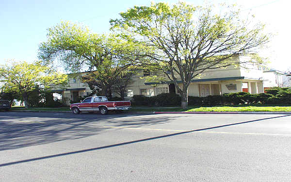 Towne Apartments in Fairfield, CA - Building Photo - Building Photo