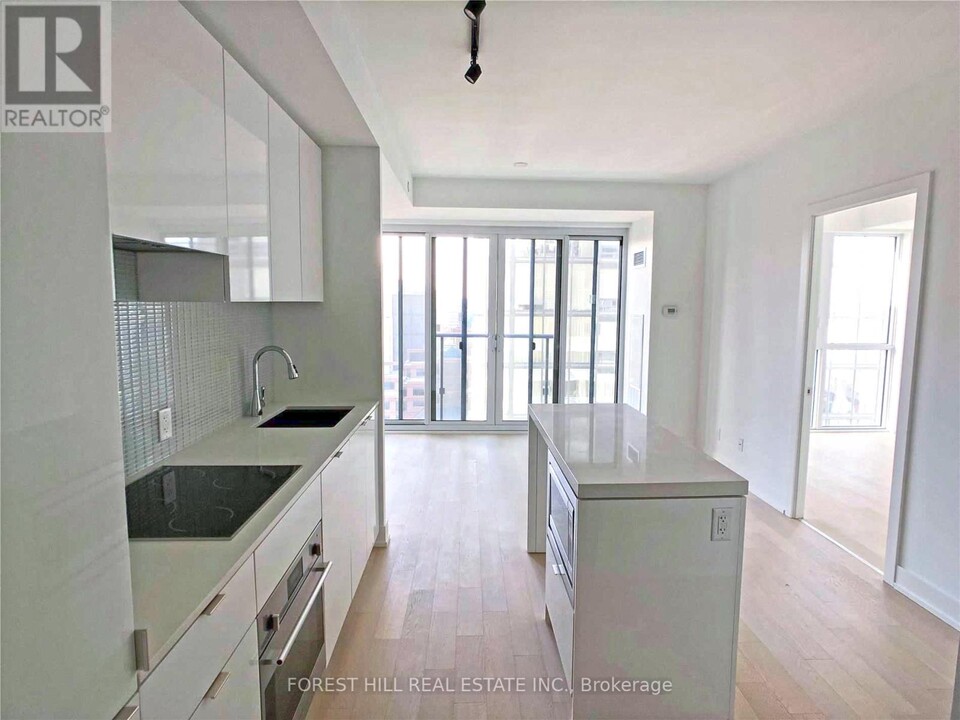 7-2517 Grenville St in Toronto, ON - Building Photo