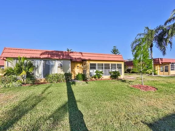 202 Bedford Trl, Unit 105 in Sun City Center, FL - Foto de edificio - Building Photo