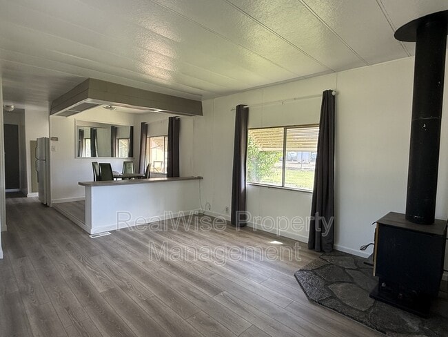 2515 Nonpareil Rd in Sutherlin, OR - Foto de edificio - Building Photo