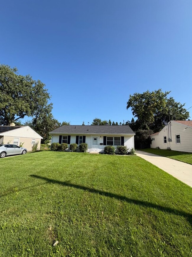 property at 925 W Willow Ln