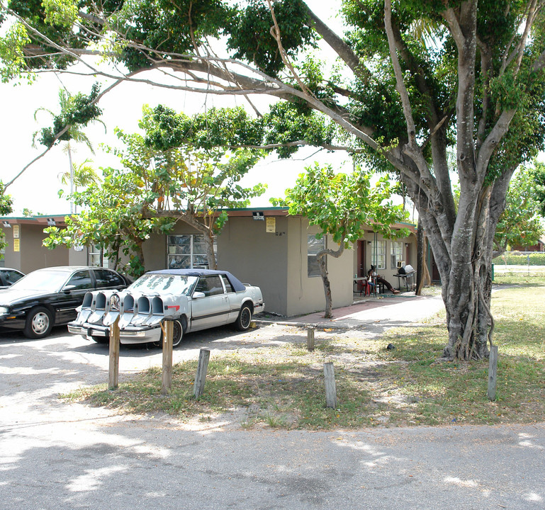 643-647 NW 15th Ter in Fort Lauderdale, FL - Building Photo