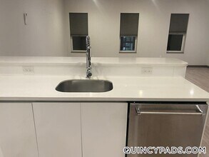 145 Newbury Ave, Unit 13 in Quincy, MA - Foto de edificio - Building Photo