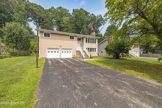 37 Windsor Ln in Greenwich, CT - Building Photo - Building Photo