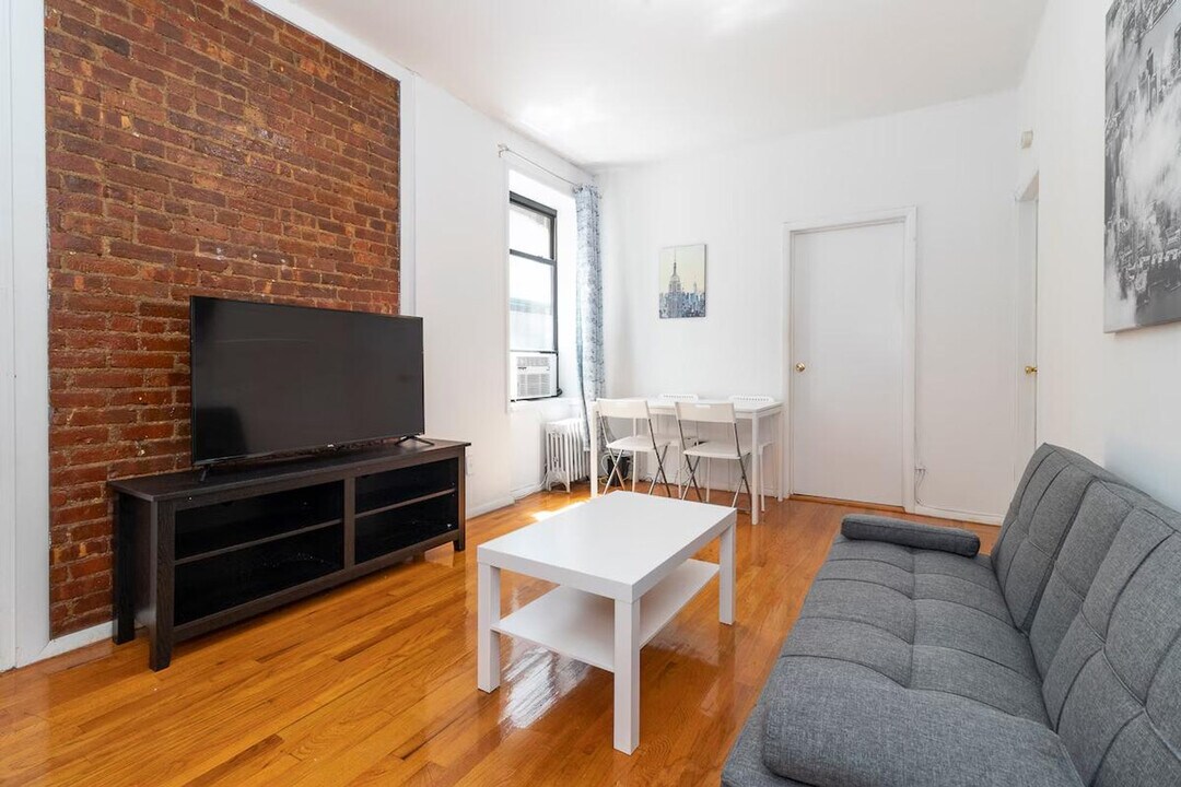 334 E 94th St in New York, NY - Building Photo