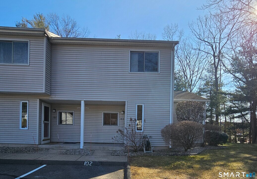 155 Redstone Hl Rd in Bristol, CT - Building Photo