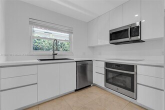 806 NE 4th St in Hallandale Beach, FL - Building Photo - Building Photo