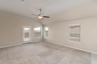 753 Hot Spring Valley in Buda, TX - Foto de edificio - Building Photo