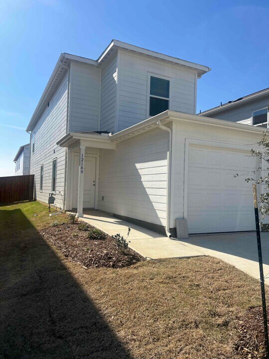 12132-Th0roughbred Thoroughbred Dr in Aubrey, TX - Building Photo